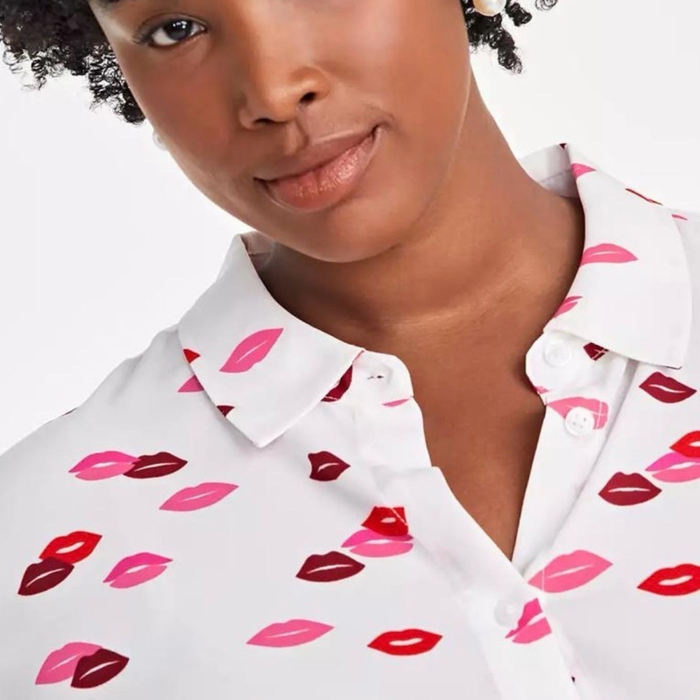 NWT On 34th Women's Trendy Plus Size Lip Party Printed Blouse 2X - Picture 3 of 5